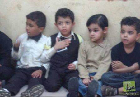 صور من روضة الحوراء في محافظة  كربلاء تظهر كيف يعلم الشيعة ابناءهم اللطم والمراسيم الحسينية