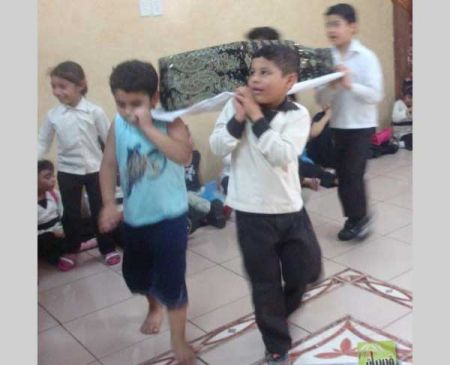 صور من روضة الحوراء في محافظة  كربلاء تظهر كيف يعلم الشيعة ابناءهم اللطم والمراسيم الحسينية