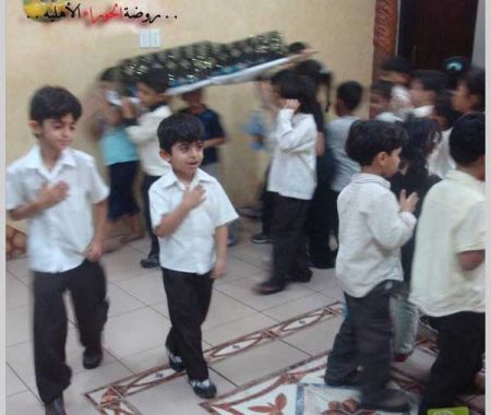 صور من روضة الحوراء في محافظة  كربلاء تظهر كيف يعلم الشيعة ابناءهم اللطم والمراسيم الحسينية