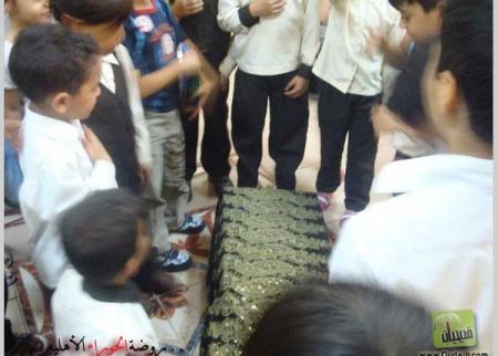 صور من روضة الحوراء في محافظة  كربلاء تظهر كيف يعلم الشيعة ابناءهم اللطم والمراسيم الحسينية