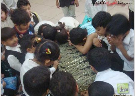 صور من روضة الحوراء في محافظة  كربلاء تظهر كيف يعلم الشيعة ابناءهم اللطم والمراسيم الحسينية