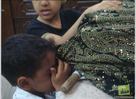 صور من روضة الحوراء في محافظة  كربلاء تظهر كيف يعلم الشيعة ابناءهم اللطم والمراسيم الحسينية