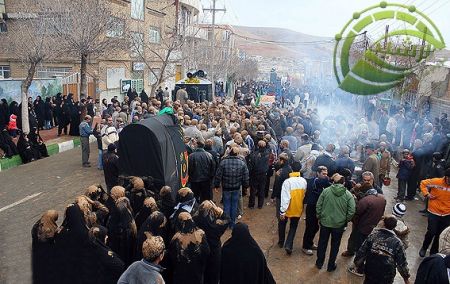 سمعنا بالتطبير و السير على الجمر و الزنجيل و الضرب على الصدر بقوة لكن طريقة عزاء الإيرانيين تختلف
في البرد القارص يقوم الإيرانيون بتلطيخ شعرهم بالتراب و الماء و كذلك ثيابهم ويسيرون في العزاء حقاً أول مرة أرى ذلك وهذه صور لشعائرهم لهذا العام
